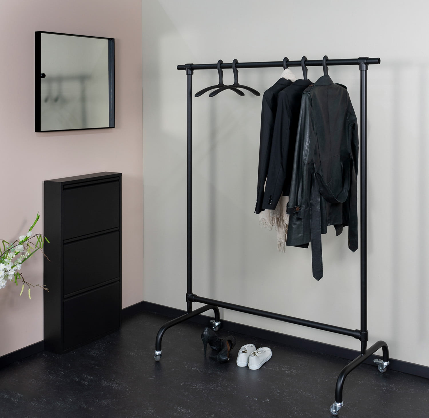 Kledingrek Yuki Zwart